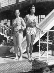 Bathing-Pool-bikini-parade-1950s.